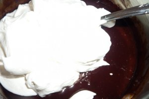 Duo mousse de ciocolata cu Miez de lapte si sos de capsuni