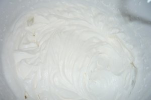 Duo mousse de ciocolata cu Miez de lapte si sos de capsuni
