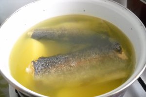 Peste fiert cu garnitura de spanac