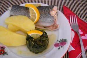 Peste fiert cu garnitura de spanac