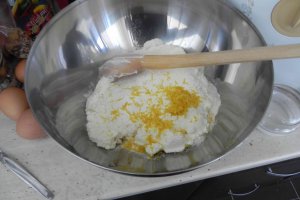 Cheesecake cu blat de biscuiti si banane caramelizate