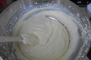 Cheesecake cu blat de biscuiti si banane caramelizate