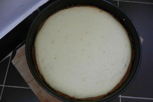 Cheesecake cu blat de biscuiti si banane caramelizate