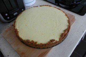 Cheesecake cu blat de biscuiti si banane caramelizate