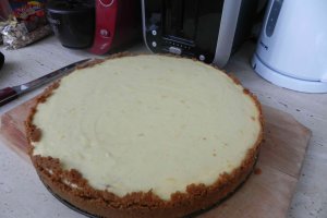 Cheesecake cu blat de biscuiti si banane caramelizate