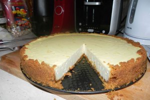 Cheesecake cu blat de biscuiti si banane caramelizate