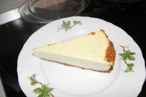 Cheesecake cu blat de biscuiti si banane caramelizate