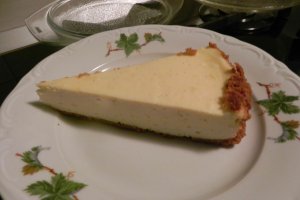 Cheesecake cu blat de biscuiti si banane caramelizate