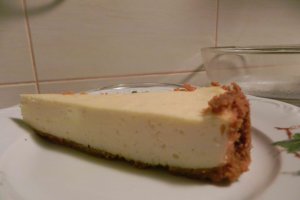 Cheesecake cu blat de biscuiti si banane caramelizate