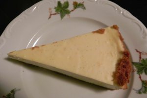 Cheesecake cu blat de biscuiti si banane caramelizate