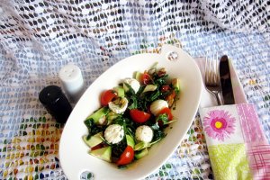 Miez de lapte, rucola, avocado și miez de nucă