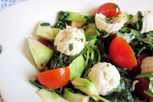 Miez de lapte, rucola, avocado și miez de nucă