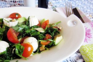 Miez de lapte, rucola, avocado și miez de nucă