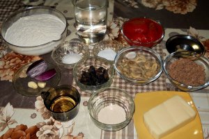 Pizza cu ton in forma de tarta