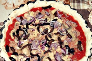 Pizza cu ton in forma de tarta