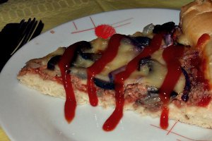 Pizza cu ton in forma de tarta