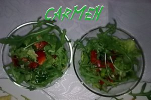 Somon cu cartofi prajiti si salata rucola.