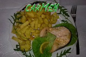 Somon cu cartofi prajiti si salata rucola.