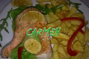 Somon cu cartofi prajiti si salata rucola.