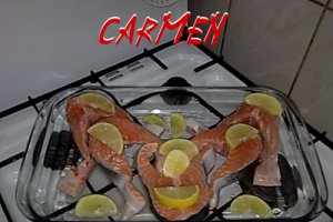 Somon cu cartofi prajiti si salata rucola.