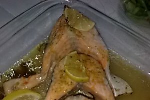 Somon cu cartofi prajiti si salata rucola.