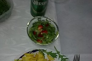 Somon cu cartofi prajiti si salata rucola.