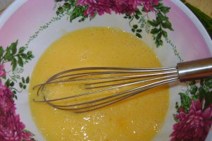 Omleta cu cartofi prajiti si carnati afumati la cuptor (2)