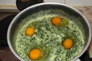 Spanac cu ochiuri de ou la capac