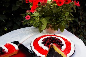 Tarta cu crema de vanilie si fructe de padure
