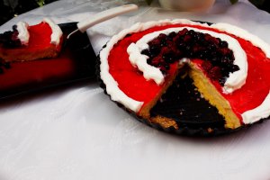 Tarta cu crema de vanilie si fructe de padure