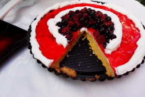 Tarta cu crema de vanilie si fructe de padure