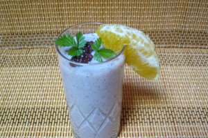Milkshake cu mure, portocala si sirop de soc