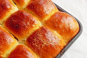 Cuiburi pufoase cu dulceata de afine