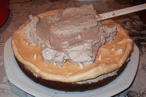 Tort cu crema de ciocolata, bezea si capsuni