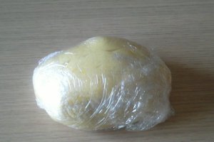 Barcute cu crema Chantilly si capsuni,Biscuiti floricele cu gem