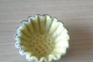 Barcute cu crema Chantilly si capsuni,Biscuiti floricele cu gem