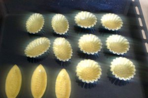 Barcute cu crema Chantilly si capsuni,Biscuiti floricele cu gem