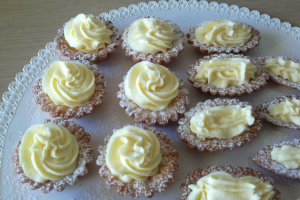 Barcute cu crema Chantilly si capsuni,Biscuiti floricele cu gem