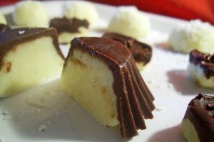 Bomboane cu cocos si ciocolata