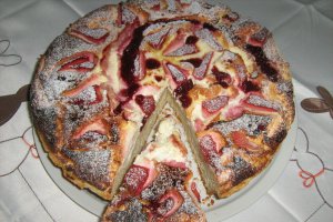 Tarta cu branza si capsuni