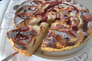 Tarta cu branza si capsuni