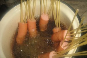 Crenvusti cu spaghete si pesto