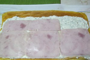 Rulada aperitiv cu branza albastra si sunca