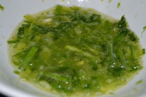 Cartofi fierti cu mujdei de usturoi verde