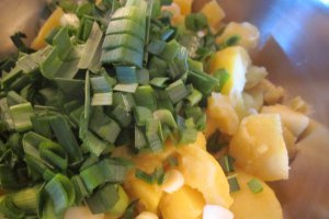 Salată de cartofi cu somon afumat și verdețuri aromate!