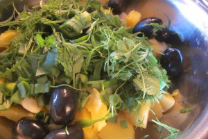 Salată de cartofi cu somon afumat și verdețuri aromate!