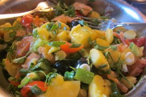 Salată de cartofi cu somon afumat și verdețuri aromate!
