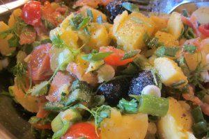 Salată de cartofi cu somon afumat și verdețuri aromate!