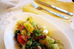 Salată de cartofi cu somon afumat și verdețuri aromate!