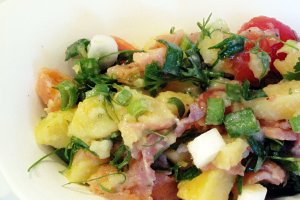 Salată de cartofi cu somon afumat și verdețuri aromate!